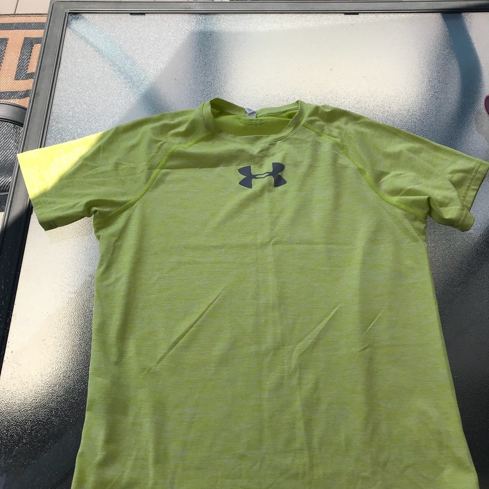 Men’s barely worn, UA heat gear tee